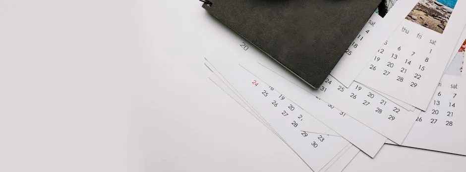 Calendarios de papel esparcidos sobre una mesa blanca
