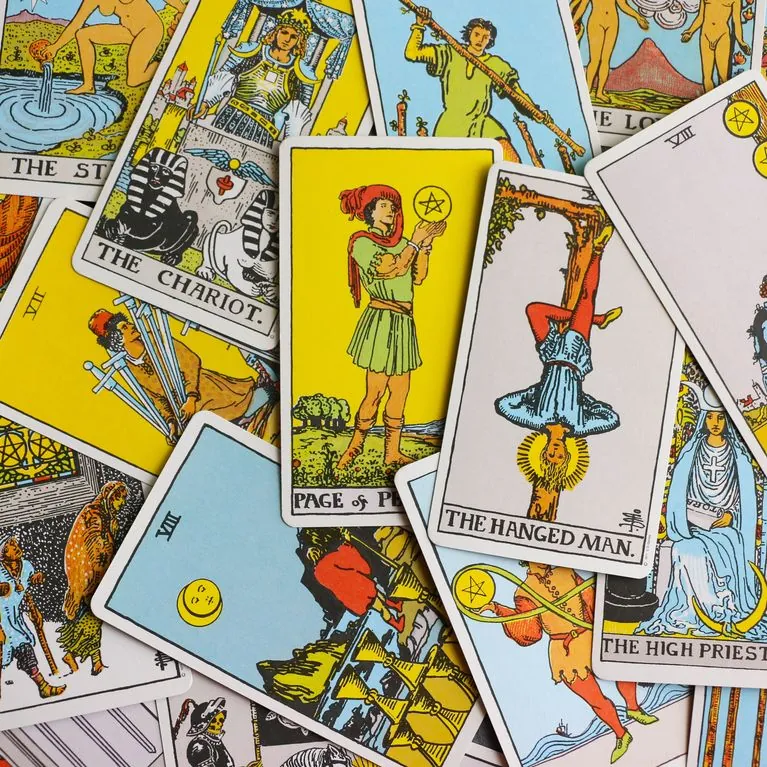 Cartas de tarot Rider-Waite esparcidas sobre la mesa