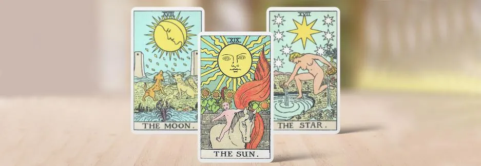 Cartas de la Luna, el Sol y la Estrella en una tirada de tarot del amor