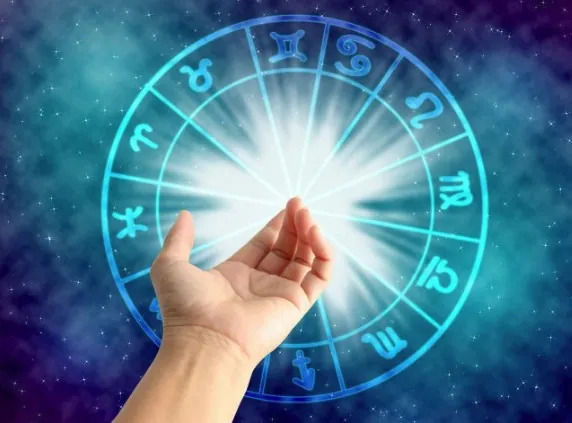 Mano abierta bajo una rueda zodiacal luminosa, videncia con expertos