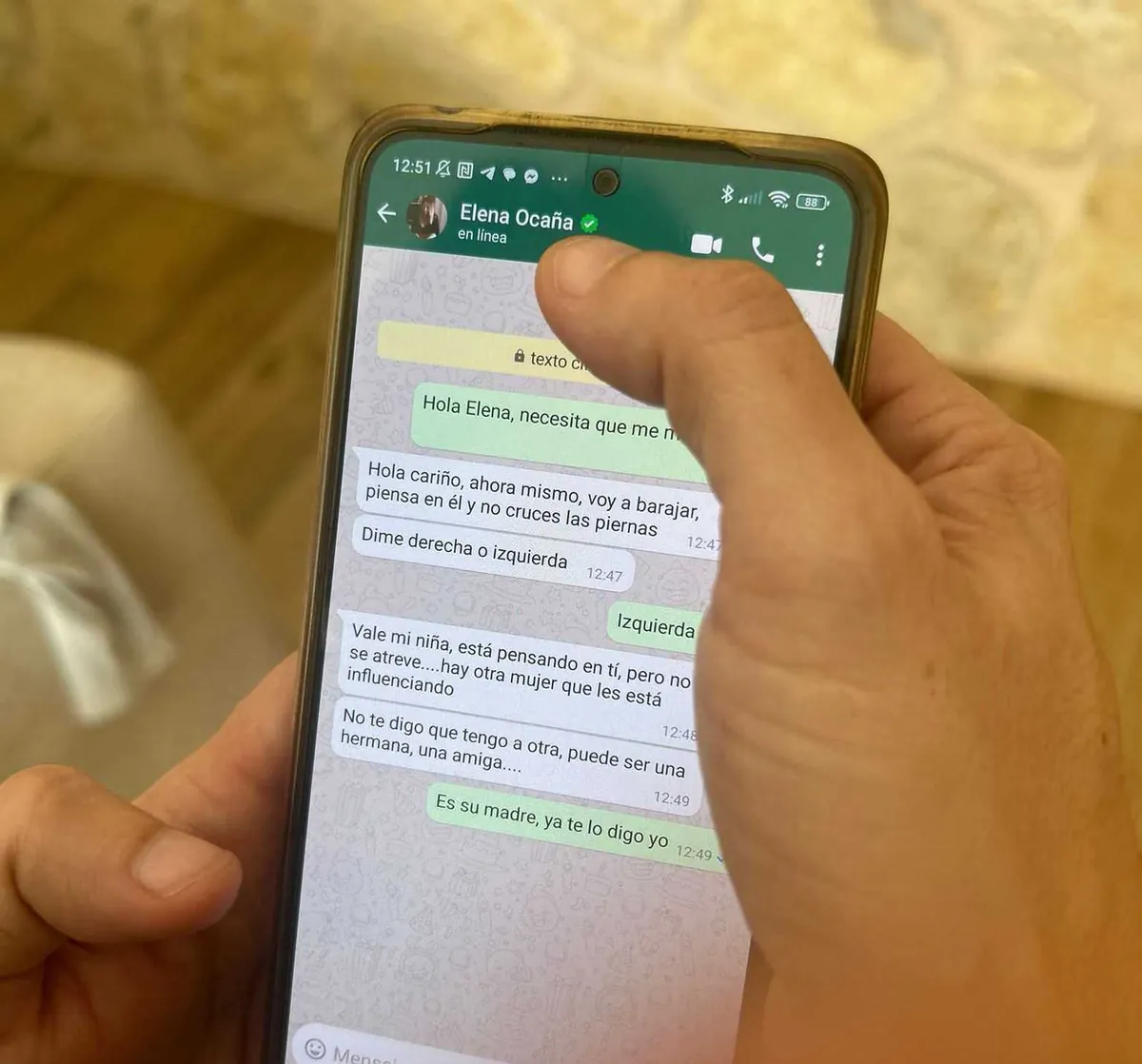 Conversación de WhatsApp con Elena Ocaña en un teléfono móvil