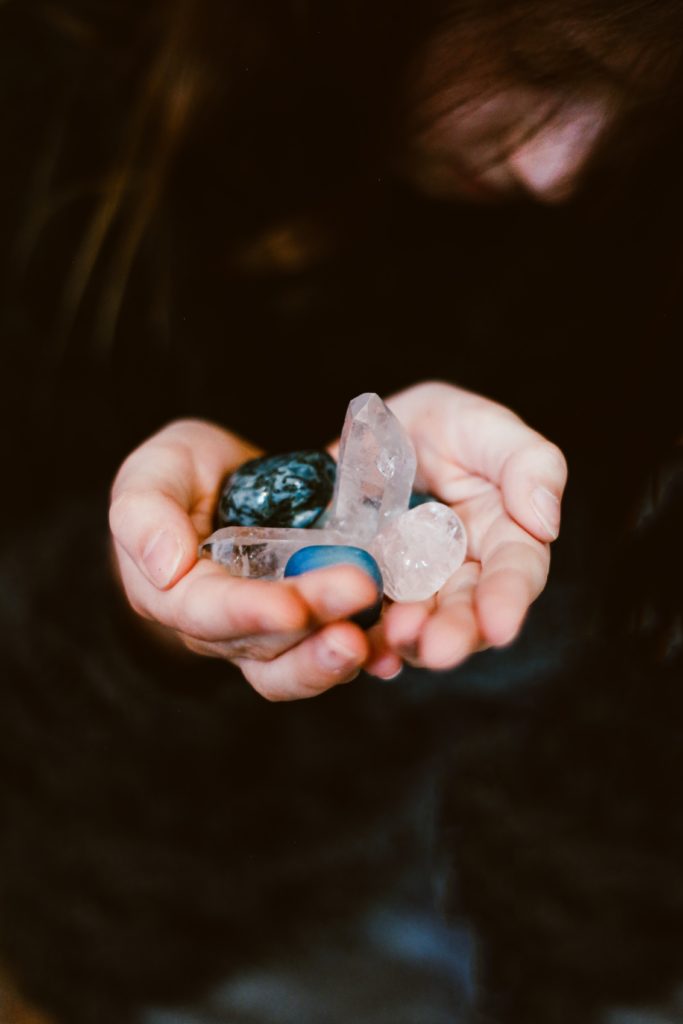 mano sosteniendo piedras