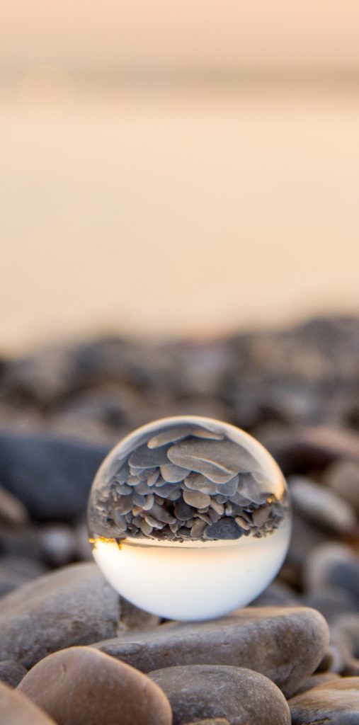 bola de cristal sobre rocas
